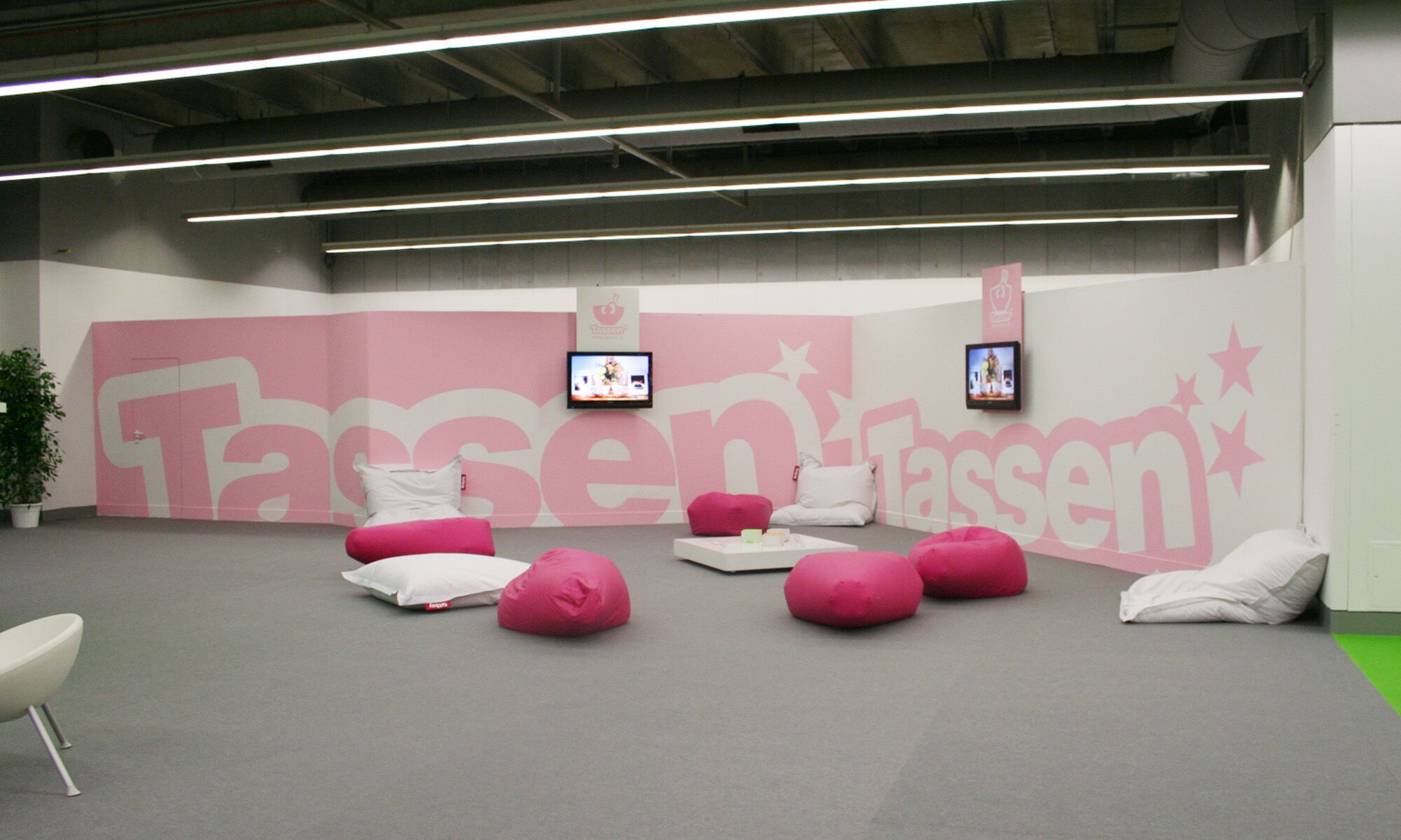  A really large stand. Cool! Let's do it. Part of the deal was that we use the space professionally, meaning furnishings, entertainment, customer care, advertising material, etc. Even if – in addition to planning and investment – the sheer size of the stand required a tough night's work for setup, there was something that would hit us much harder. The lousy location! It was so bad that we had a great stand, but no visitors to this hall. We learned our lesson again. Or the topic of trade fair follow-up. Every retail pro knows that. It's not as much fun as standing around chatting at the trade fair, but it is important. Then we got it! 