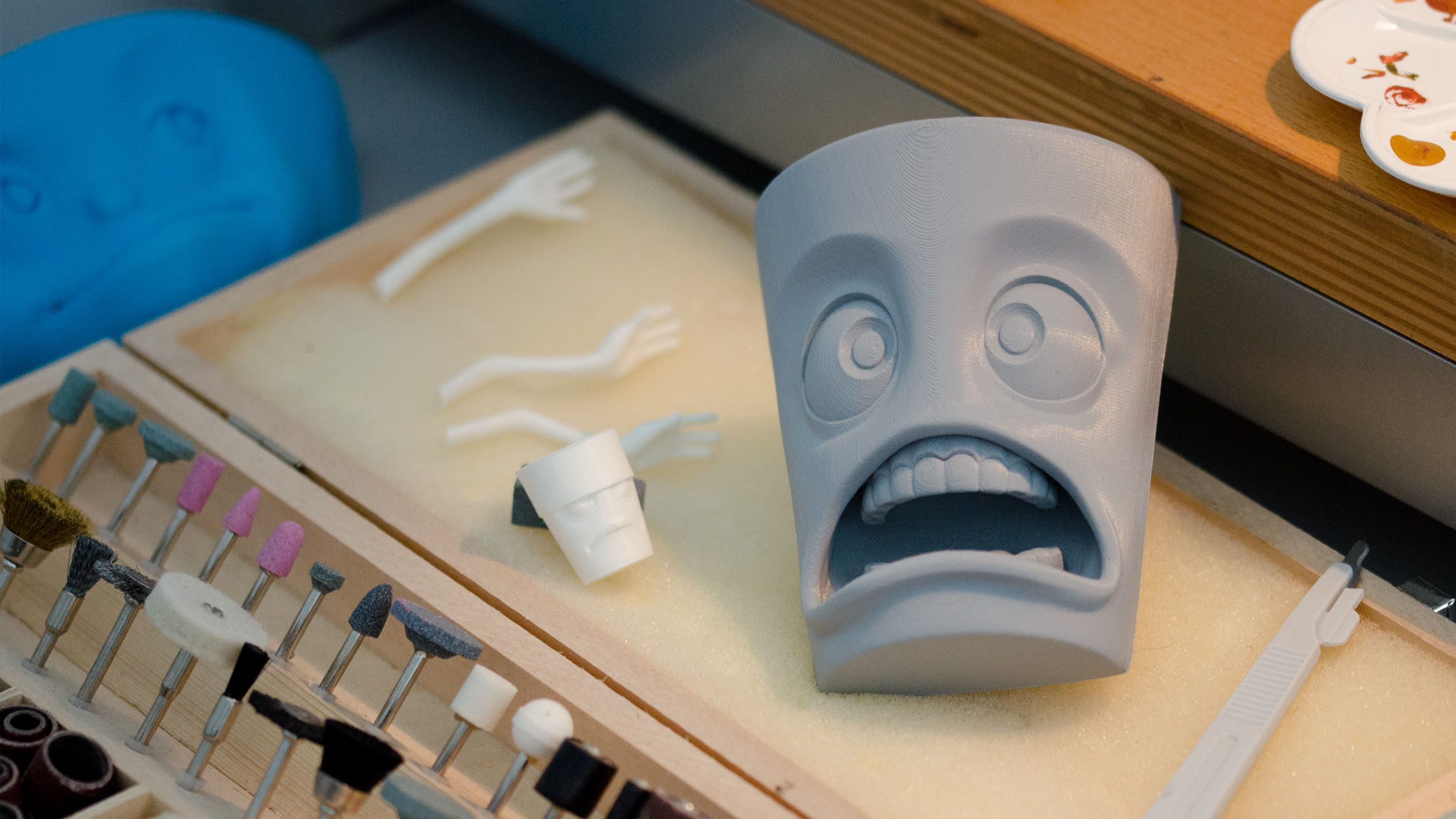 Fresh from the TASSEN porcelain production line, here are our new coffee mugs. Available in two unique moods – GRUMPY and IMPISH – and with handles on all models, they’re bound to bring a new level of excitement and adventure to our product line-up. And because everything we do here at 58 Products ultimately boils down to computer animation and 3D-characters, the mugs will soon make their big appearance in the next TASSEN video clip . Maybe even sooner than you think!