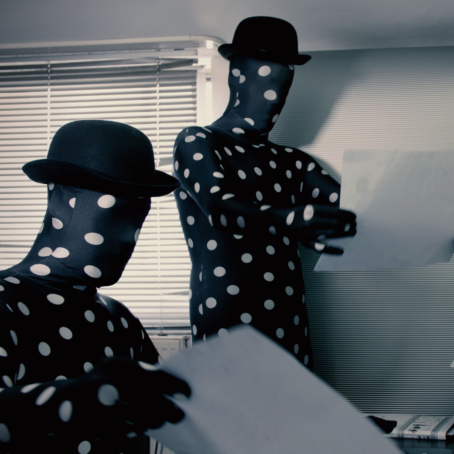 This is pretty much how the genesis of CEELINGS transpired. When Max Zimmermann returned to the office and told his partners about the idea the next day, they immediately caught fire for the idea. The thought was electrifying. The ceiling could become a playground for new designs! Time to turn the world on its head, change perspective, and see things in a new light (fixture). What happened next, was three exciting years of research and development and lots and lots of questions. Factors like design, material, attachment, manufacturing and marketing all needed clarification. This meant lots of ups and downs, a steep learning curve and lots of emotions.