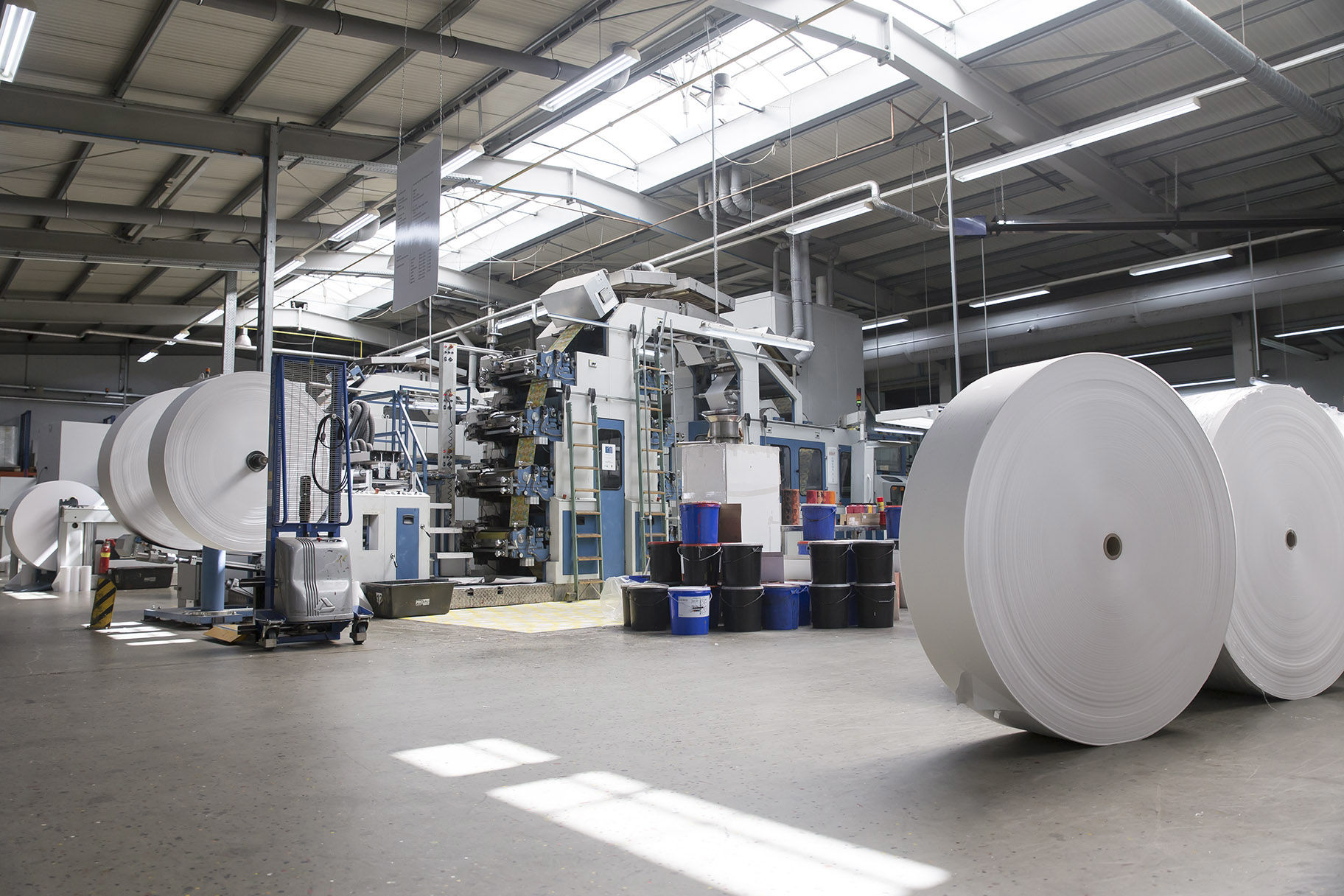  What’s more, the material is gentle on sensitive skin: Oxygen-bleached cellulose and water-based colors add a soft touch to wiping your mouth at the table. With the environment in mind, it’s also good to know: All paper is sourced from sustainable resources. And if you wanted, you could even munch down the TASSEN napkins as a low-calorie desert. But you probably have tastier options… Whatever you’re serving, the new paper napkins are ready to make every party a TASSEN party! 