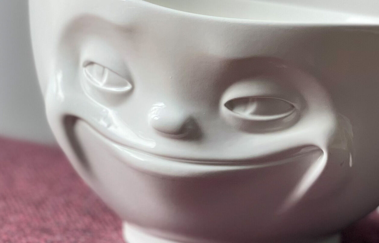  The design for GRINNING and SULKING was developed by computer. Then with our stereolithographic models we had to find a manufacturer. It surely wouldn't be difficult in a country with such a long tradition in porcelain production – there had to be something! That's what we thought, but there was nothing doing, apart from the sobering realisation that nobody was waiting for us. The manufacturing costs on the table were simply too high for us to work with. So the search went on.  This was followed by independent product developers. 