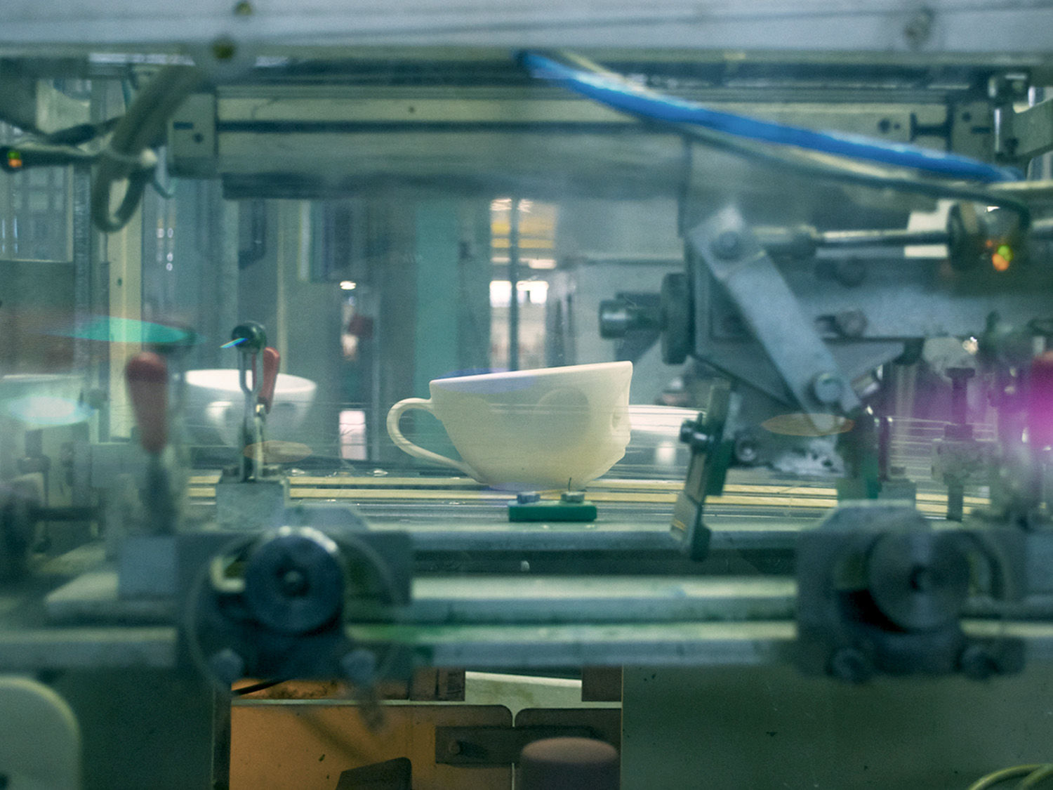  Facing the Future Since the beginning of the partnership in 2012, the relationship between BHS and FIFTYEIGHT PRODUCTS has constantly evolved. “We are constantly growing and every year, we normally add about four to six new products to the collection. And in many cases, that goes beyond just putting a new face on an existing model, all the way into creating entirely new product categories.” In 2015, the company launched the TALENT line of cups featuring sculpted portraits of artistic geniuses from world history in three-dimensional details. Taking these icons of world culture “off the high pedestal” and bringing them onto the table as conversation pieces, the TALENT collection blurs the line between dishware and collector’s items. And it also proved a major challenge from a production angle, which the BHS and FIFTYEIGHT PRODUCTS mastered. 