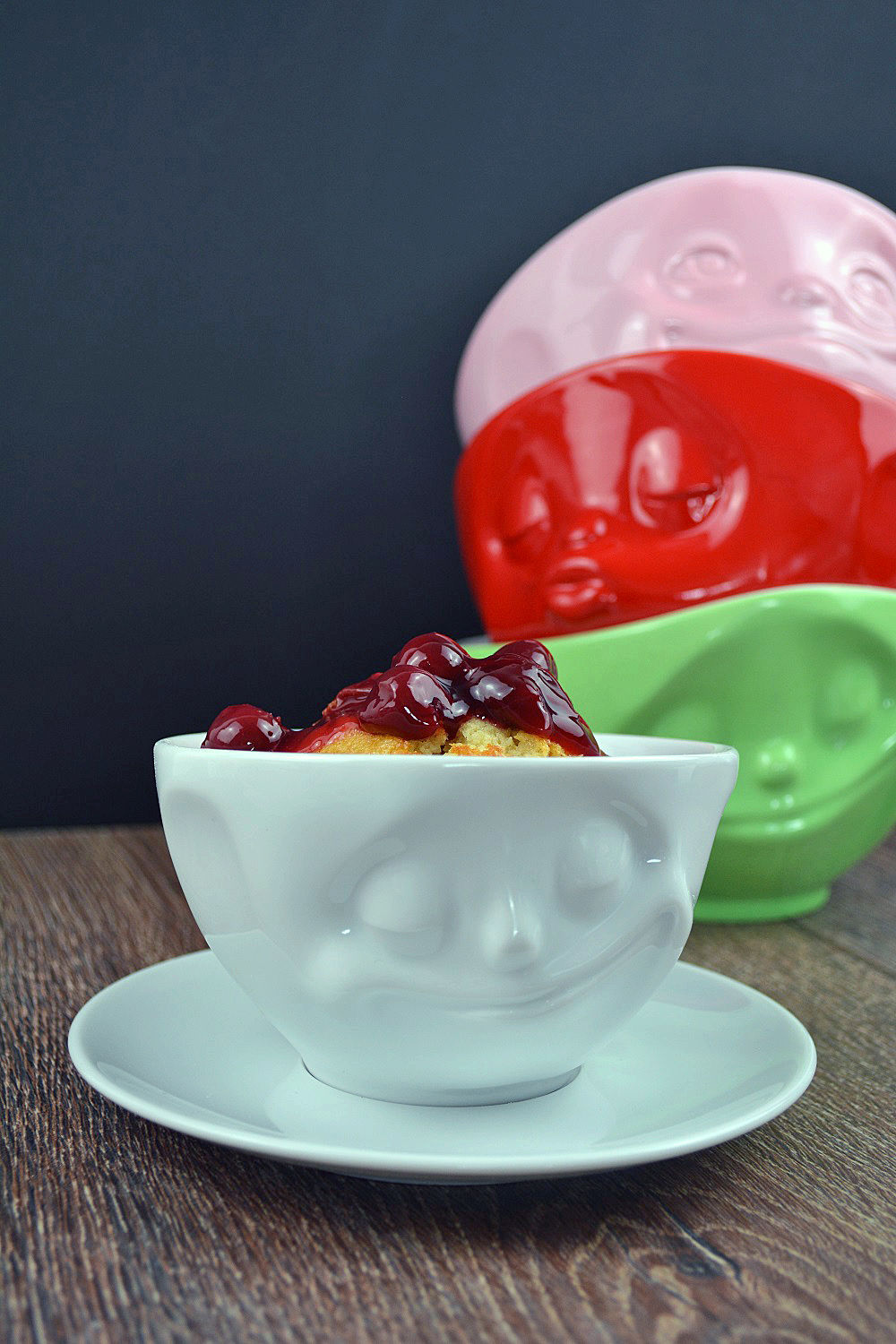  Once the cakes are ready, decorate to your heart’s delight: Options include whipped cream, powdered sugar, marshmallows, caramel topping, red fruit jelly, and cream cheese icing. 