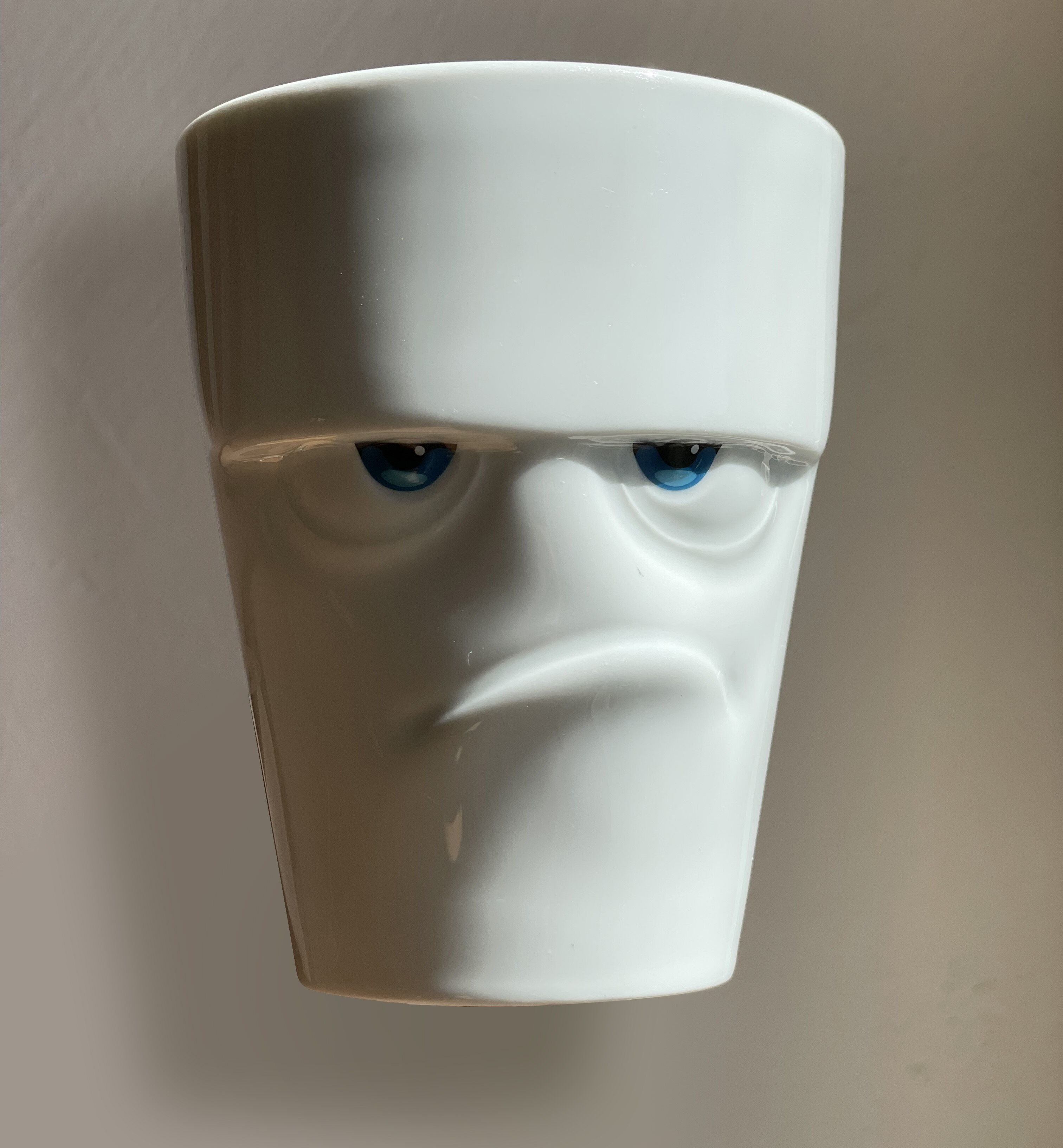  Areas like production, logistics and distribution were new ground for us. Design on the other hand is one of our core competencies, we have years of experience. Product design, packaging, displays, communication design – things for which other manufacturing companies need an agency or have to set up a department, we can do in-house. And the style? We've made our name in the toon, comic and fantasy world. These influences are a vital part of the FIFTYEIGHT DNA and shape our product world. Our Movie Edition with the coloured eyes is a great example. A special edition for selected limited edition products that we started releasing in 2017. Why not straight away? The production is much more complex. Or HAPPY HERMANN and the HANDFUL OF LIGHT from our new CEELINGS labels which have just been awarded the German Design Award 2022 – both could have come directly from an animation film. 